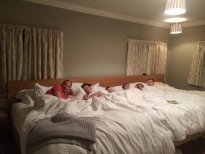 Uma cama de 5,5 metros para o casal e seus filhos