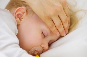 3 maneiras de medir a febre do bebê