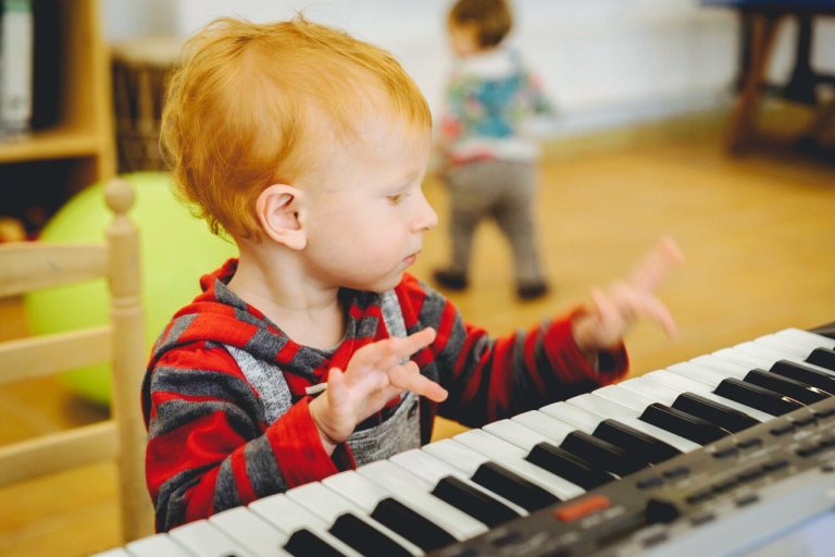 estudo que diz que a música pode ajudar os bebês a falar