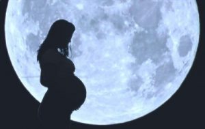 Como a fase lunar influencia no parto?