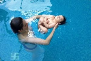 11 benefícios da estimulação aquática para bebês