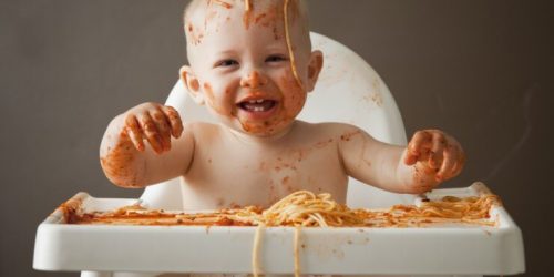 O que fazer quando seu bebê brinca com a comida