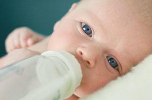 Como escolher a mamadeira ideal para seu bebê?