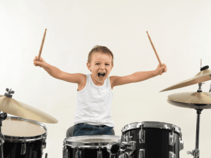 8 benefícios de tocar bateria para as crianças