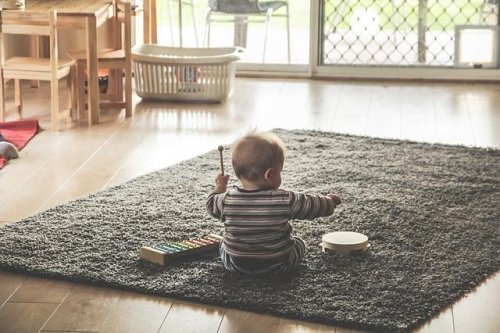 Por que os bebês jogam tudo no chão?