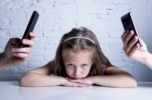 Prestar mais atenção no celular do que no seu filho tem consequências