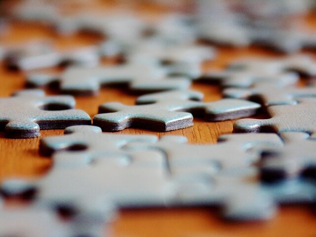 Montar quebra-cabeças uma excelente atividade para as crianças hiperativas