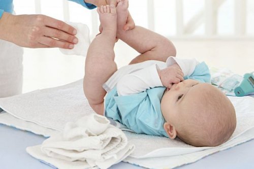 Por que é melhor evitar os lenços umedecidos para seu bebê