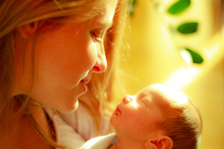 Os abraços da mãe aliviam a dor dos bebês prematuros