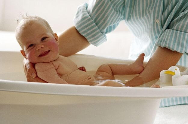 não dar banho no bebê