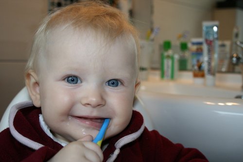 Quando e como começar a escovar os dentes do bebê