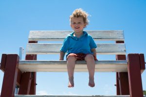 7 benefícios de andar descalça para crianças