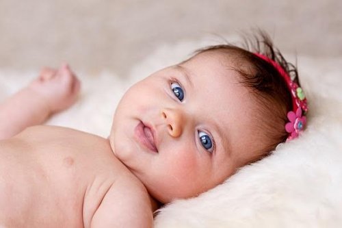 Por que existem bebês que nascem com tanto cabelo?