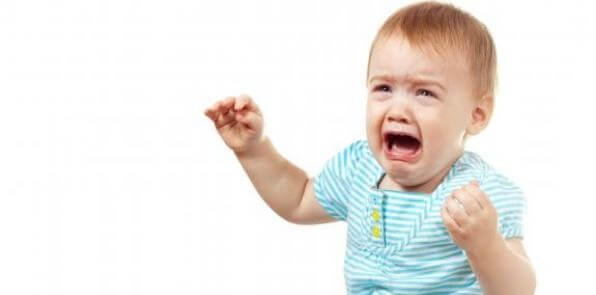bebê chorando muito e olhando para alguém