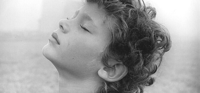 menino respirando profundamente