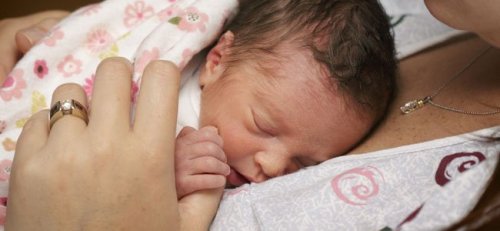 A importância do calor humano para bebês prematuros em unidades de cuidados intensivos