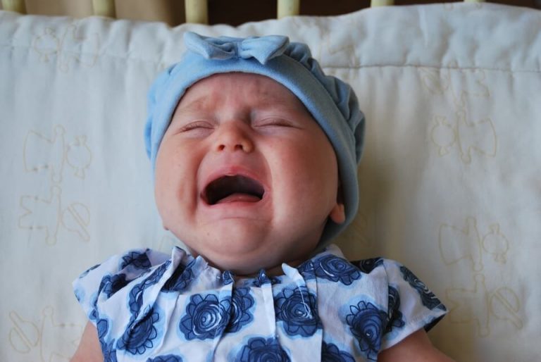 A importância de cuidar do bebê quando ele chorar