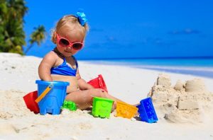 7 conselhos para levar seu bebê à praia pela primeira vez