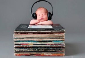 Escutar música ajuda seu bebê a aprender a falar mais rápido