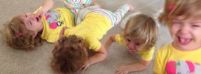 menina fazendo uma sequência de birra 