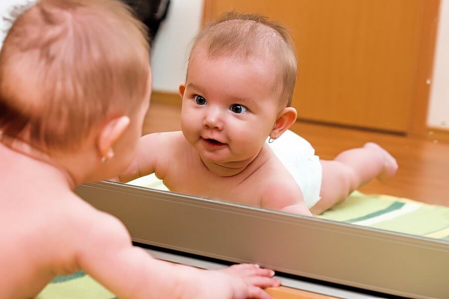 O desenvolvimento psicomotor ao brincar com o bebê em frente ao espelho 