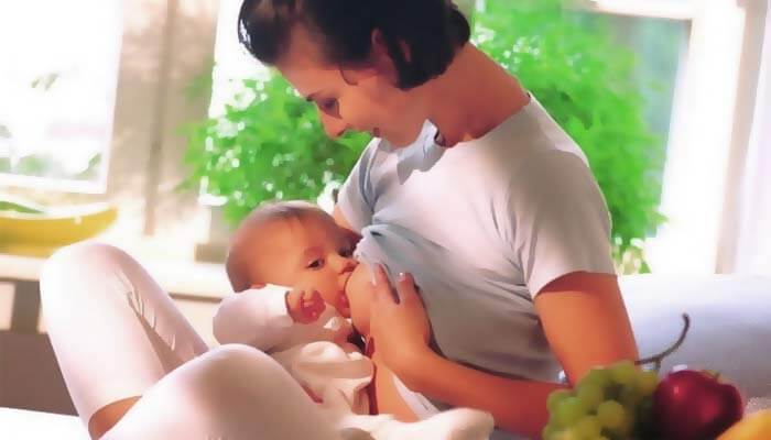 bebe mamando em sua mãe; amamentação poderia evitar câncer de mama