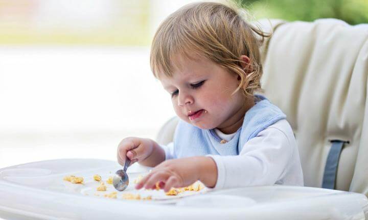 criança comendo por conta própria