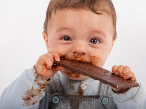 De acordo com os especialistas, muitos pais demoram demais para deixar de dar alimentos triturados para os seus bebês
