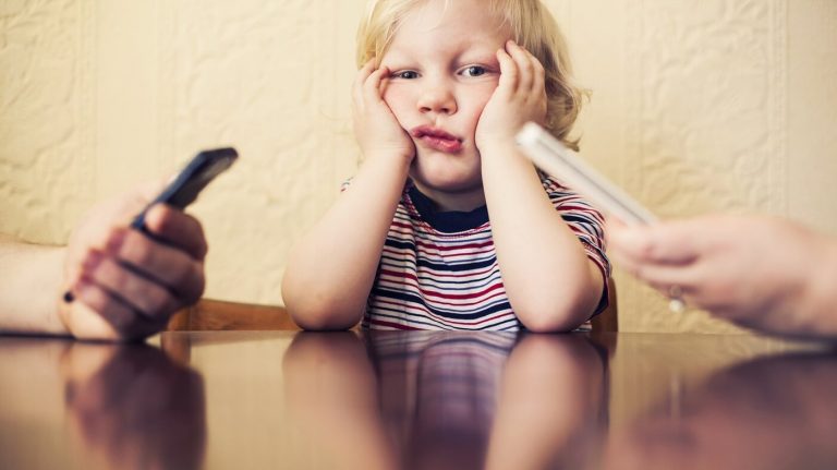 O seu vício em celular faz mal ao seu filho