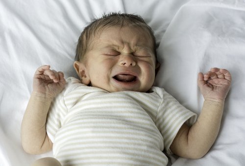 bebê chorando inconsolavelmente com cólica