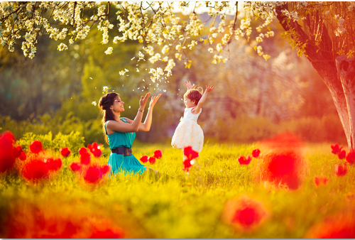 Mãe e filha se divertindo e brincando no campo