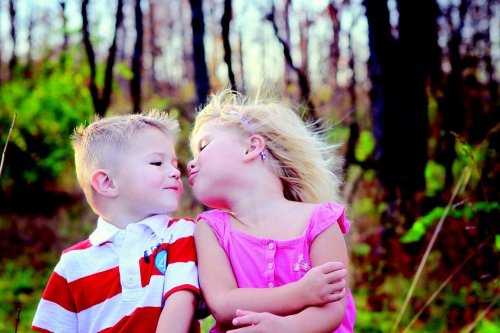 Não obrigue seu filho a beijar todo mundo