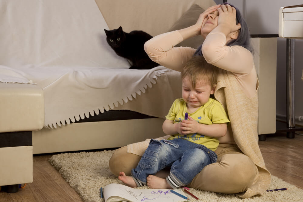Por que algumas crianças se comportam mal quando a mãe está por perto?