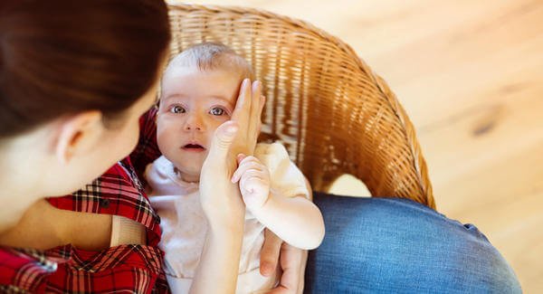 O momento em que o bebê cai no chão pela primeira vez