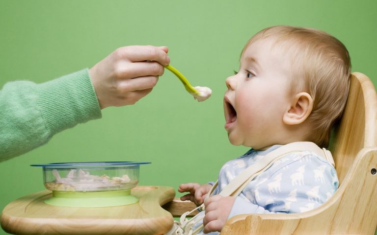 Como conseguir fazer com que seu bebê tenha uma boa relação com a comida