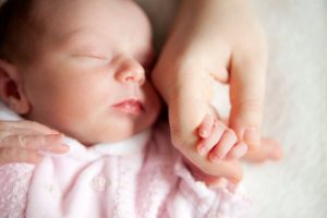 Por que é importante lavar as mãos quando lidamos com bebês?