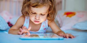 O uso de telas touchscreen altera o sono do seu filho