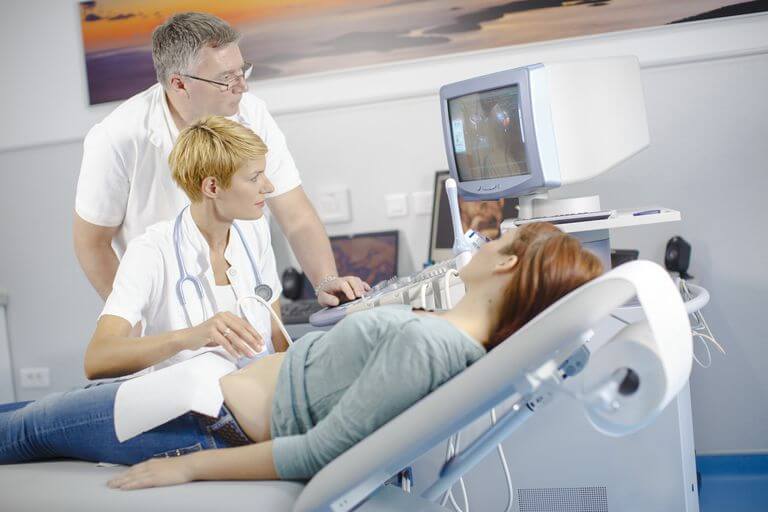 grávida fazendo ultrassom para descobrir o sexo do bebê