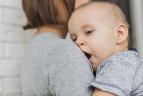 Muitas vezes as mães se estressam mais do que os pais na hora de cuidar do bebê