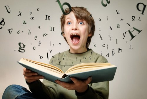 menino imaginando as letras saindo do livro