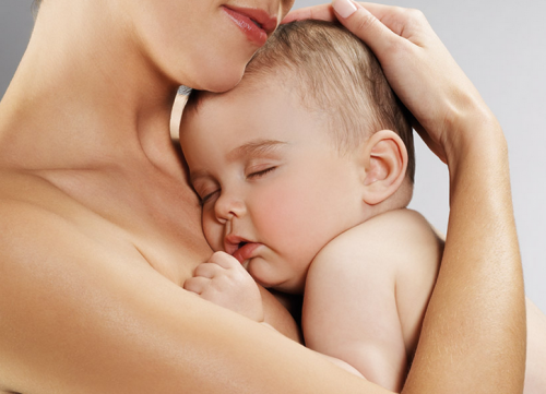 É aconselhável acordar o bebê para alimentá-lo?