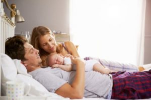 Deixar as crianças dormirem junto com os pais: sim ou não?