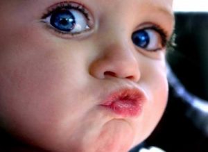 O direito das crianças de não dar beijos quando não querem