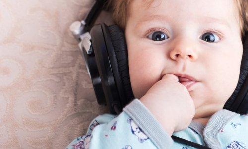bebê ouvindo música com fones de ouvido