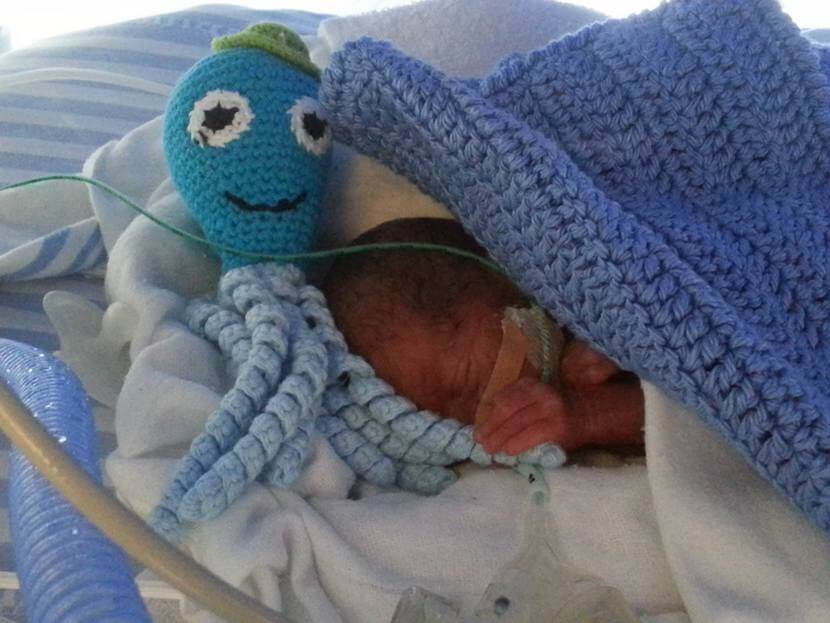 bebê prematuro em unidades de cuidados intensivos