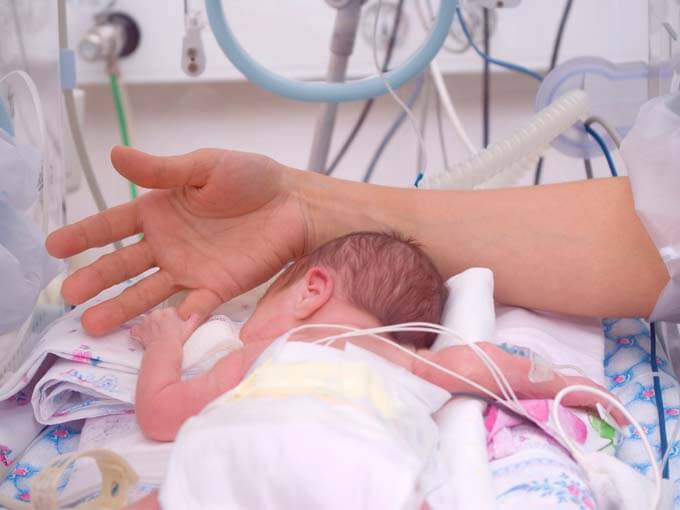 bebê prematuro na uti segurando no dedo da mãe