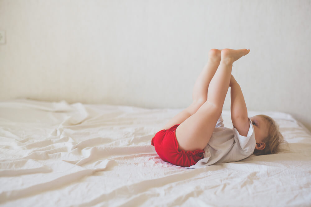 Criança acordando de bom humor