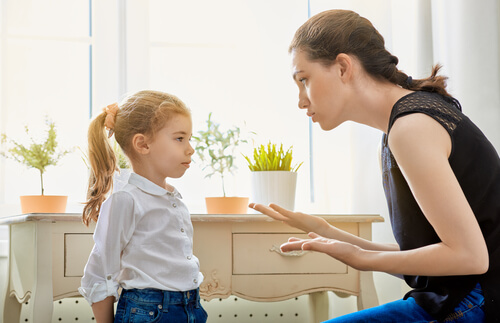 mãe corrigindo sua filha