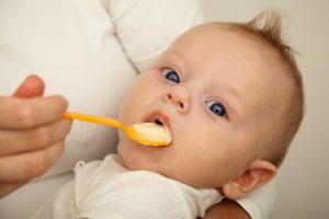 Como começar a introduzir alimentos sólidos na dieta do meu bebê?