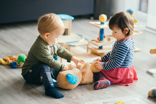duas crianças brincando juntos na creche